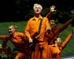 David Byrne présente de nombreux classiques des Talking Heads sur le plateau théâtral de Coachella 2026