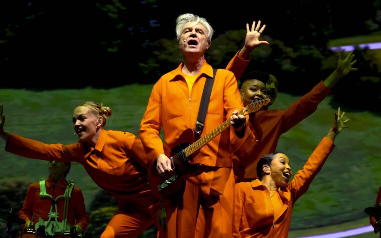 David Byrne présente de nombreux classiques des Talking Heads sur le plateau théâtral de Coachella 2026 David Byrne présente de nombreux classiques des Talking Heads sur le plateau théâtral de Coachella 2026