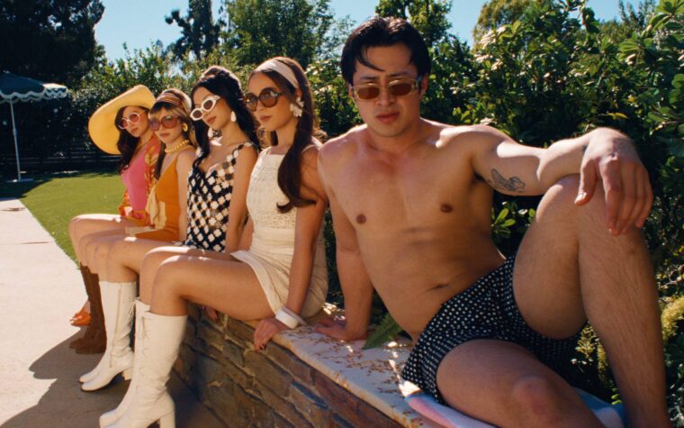 Laufey partage la vidéo « Madwoman » avec Hudson Williams, Alysa Liu, Lola Tung et Megan Skiendiel Laufey partage la vidéo « Madwoman » avec Hudson Williams, Alysa Liu, Lola Tung et Megan Skiendiel