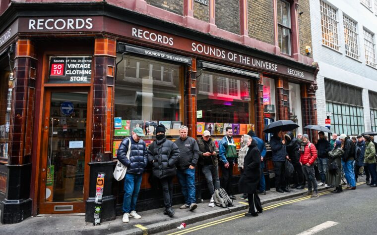 Le Record Store Day 2026 attire les fans dans les magasins pour des éditions limitées avec des disques exclusifs de Taylor Swift et Slipknot à gagner. Le Record Store Day 2026 attire les fans dans les magasins pour des éditions limitées avec des disques exclusifs de Taylor Swift et Slipknot à gagner.