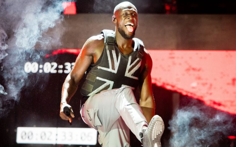 Le gilet anti-coup de Glastonbury conçu par Banksy de Stormzy est exposé dans une exposition historique de musique noire britannique au nouveau V&A East de Londres Le gilet anti-coup de Glastonbury conçu par Banksy de Stormzy est exposé dans une exposition historique de musique noire britannique au nouveau V&A East de Londres