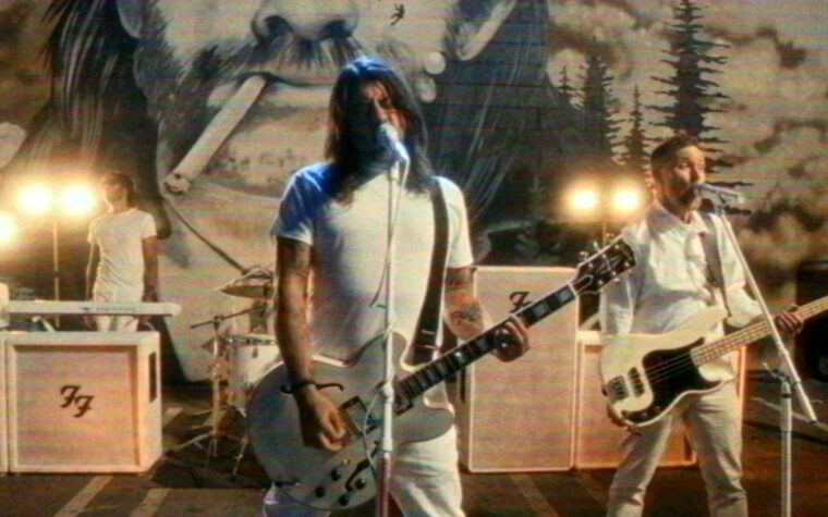 Les Foo Fighters affrontent l'apocalypse zombie dans la nouvelle vidéo sanglante « Spit Shine », réalisée par Dave Grohl Les Foo Fighters affrontent l'apocalypse zombie dans la nouvelle vidéo sanglante « Spit Shine », réalisée par Dave Grohl