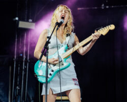 Les Lambrini Girls reportent leur tournée nord-américaine et se retirent de Coachella après que Phoebe Lunny ait révélé une fracture du cou et une "lésion cérébrale aiguë"