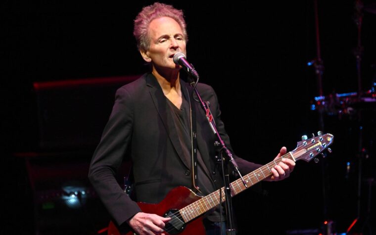 Lindsey Buckingham de Fleetwood Mac attaquée par une femme à Santa Monica, selon la police Lindsey Buckingham de Fleetwood Mac attaquée par une femme à Santa Monica, selon la police