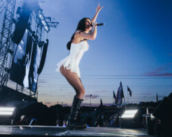 Olivia Rodrigo surprend les fans lors du micro ouvert de New York avec l'interprétation de "Drop Dead"