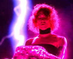 Projet de fan pour préserver et documenter la carrière de SOPHIE