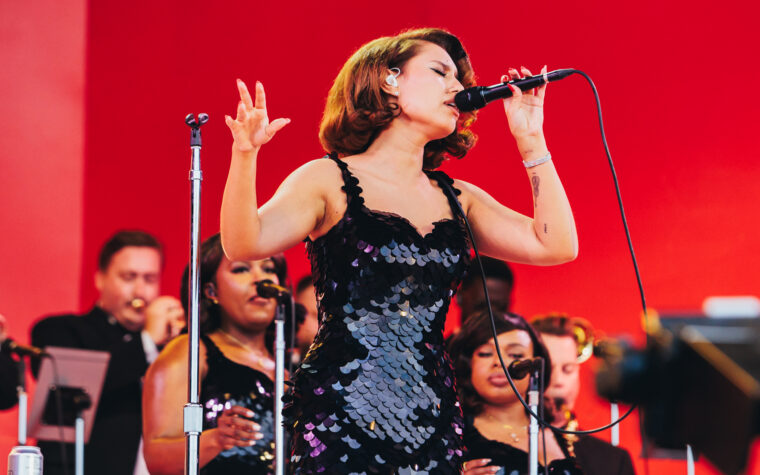 RAYE s'excuse auprès des fans qui ont acheté son nouvel album en vinyle car ce n'est pas le mix final RAYE s'excuse auprès des fans qui ont acheté son nouvel album en vinyle car ce n'est pas le mix final