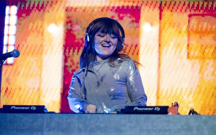 Regardez Ninajirachi faire ses débuts avec le nouveau remix de Porter Robinson avec Underscores à Coachella Regardez Ninajirachi faire ses débuts avec le nouveau remix de Porter Robinson avec Underscores à Coachella