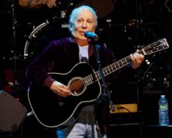 Regardez Paul Simon jouer « Something So Right » pour la première fois en 33 ans dans « Colbert »