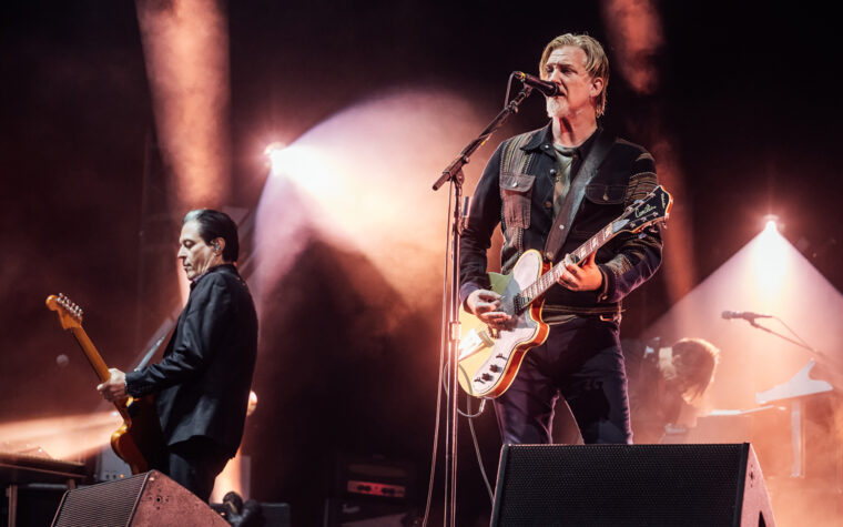 Regardez Queens Of The Stone Age jouer avec Nick Oliveri pour la première fois depuis 2014 Regardez Queens Of The Stone Age jouer avec Nick Oliveri pour la première fois depuis 2014