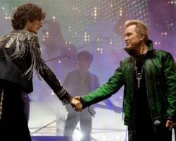 Regardez Sombr rejoint par Billy Idol pour "Eyes Without A Face" à Coachella