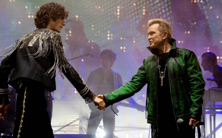 Regardez Sombr rejoint par Billy Idol pour « Eyes Without A Face » à Coachella Regardez Sombr rejoint par Billy Idol pour « Eyes Without A Face » à Coachella