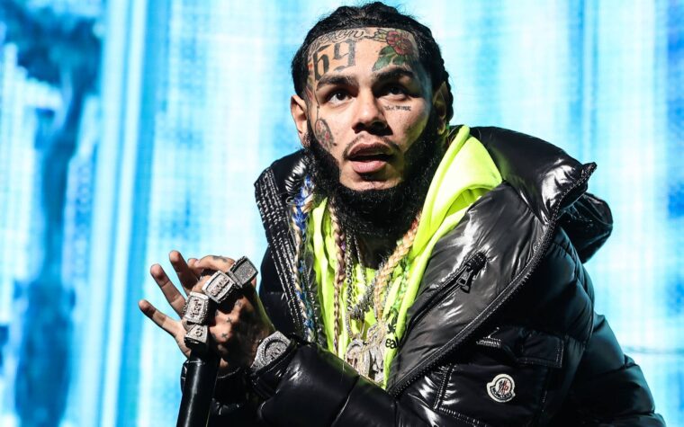 Tekashi 6ix9ine sort de prison avec la poupée « Bob l'éponge » qui aurait été signée par Nicolás Maduro Tekashi 6ix9ine sort de prison avec la poupée « Bob l'éponge » qui aurait été signée par Nicolás Maduro