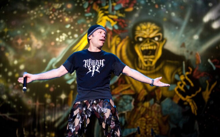 Eddie, la mascotte d'Iron Maiden, salué dans le nouveau clip « Burning Ambition » Eddie, la mascotte d'Iron Maiden, salué dans le nouveau clip « Burning Ambition »