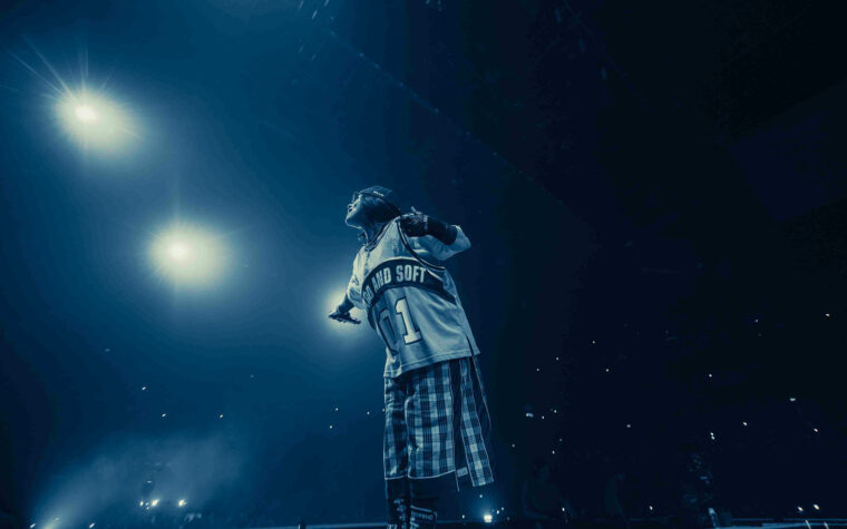 Billie Eilish défend les jeunes fans qui utilisent des téléphones lors de ses concerts Billie Eilish défend les jeunes fans qui utilisent des téléphones lors de ses concerts