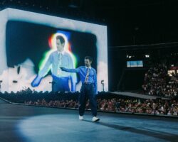 Regardez Harry Styles lancer la tournée « Together, Together » avec une grande soirée d'ouverture à Amsterdam