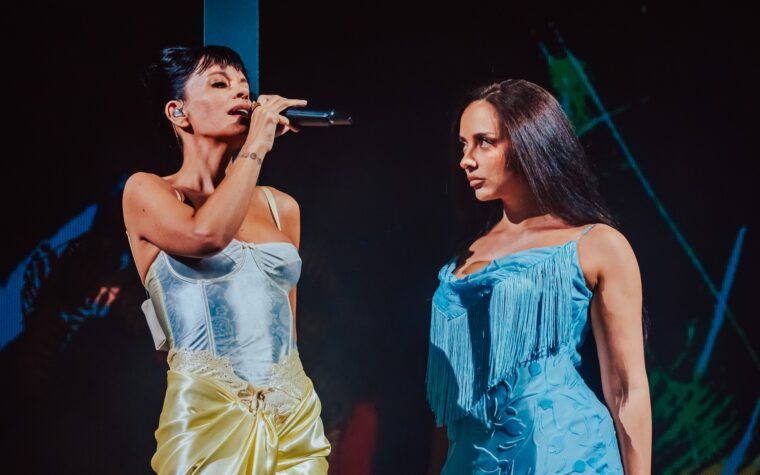 Regardez JADE rejoindre Lily Allen pour les débuts live du nouveau remix de « Beg For Me » au Mighty Hoopla Regardez JADE rejoindre Lily Allen pour les débuts live du nouveau remix de « Beg For Me » au Mighty Hoopla