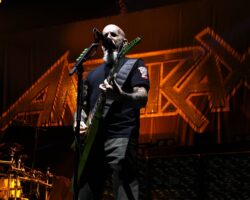 Anthrax annonce son premier album en 10 ans, "Cursum Perficio", et partage le monstrueux single "It's For The Kids"