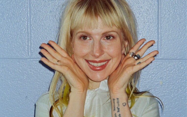 Découvrez les deux nouveaux singles de Hayley Williams et Daniel James, « Great » et « Training », sous le nom de Power Snatch. Découvrez les deux nouveaux singles de Hayley Williams et Daniel James, « Great » et « Training », sous le nom de Power Snatch.