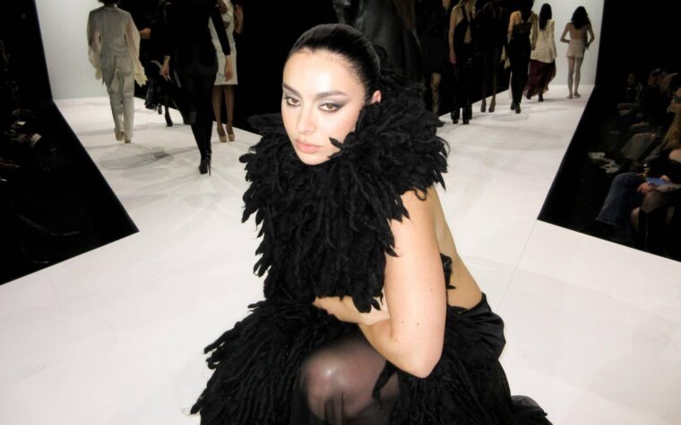 Charli XCX partage « Playboy Bunny », la face B punky du nouveau single « SS26 » Charli XCX partage « Playboy Bunny », la face B punky du nouveau single « SS26 »