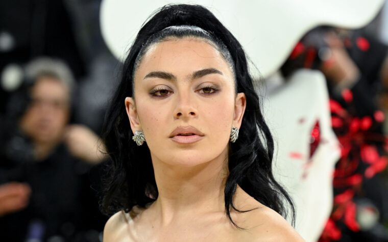 Charli XCX répond aux réactions à son pivot sur « Rock Music » Charli XCX répond aux réactions à son pivot sur « Rock Music »