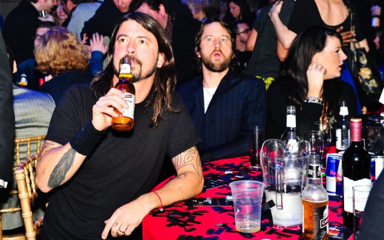 Dave Grohl dit que son régime vocal arrosé n'était « qu'un mensonge » Dave Grohl dit que son régime vocal arrosé n'était « qu'un mensonge »