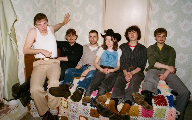Fat Dog revient avec le nouveau single des années 80 « Go Fuck Urself » Fat Dog revient avec le nouveau single des années 80 « Go Fuck Urself »