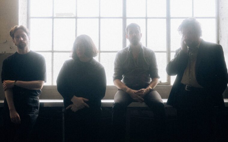 Gilla Band se sent « mal-aimé et a du mal à exprimer ce que je pense réellement » sur sa première nouvelle chanson en quatre ans, « Giraffe » Gilla Band se sent « mal-aimé et a du mal à exprimer ce que je pense réellement » sur sa première nouvelle chanson en quatre ans, « Giraffe »