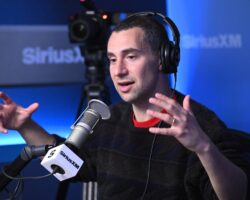 Jack Antonoff commente Ticketmaster en affirmant qu'ils ont "attrapé des scalpers" en train d'acheter des billets pour Harry Styles : "Vous vous avez attrapé ?"