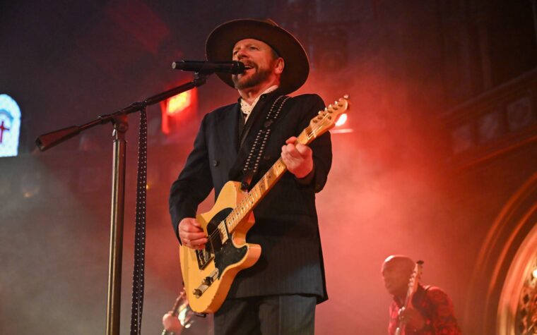Kiefer Sutherland annule sa tournée aux États-Unis en raison de « ventes de billets très faibles » Kiefer Sutherland annule sa tournée aux États-Unis en raison de « ventes de billets très faibles »
