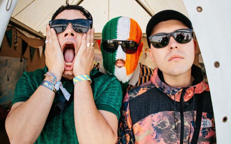 Kneecap s'engage à reverser les bénéfices de ses ventes à des œuvres caritatives alors qu'ils obtiennent la meilleure position dans les charts pour leur album en langue irlandaise, « Fenian » arrivant au numéro deux au Royaume-Uni Kneecap s'engage à reverser les bénéfices de ses ventes à des œuvres caritatives alors qu'ils obtiennent la meilleure position dans les charts pour leur album en langue irlandaise, « Fenian » arrivant au numéro deux au Royaume-Uni