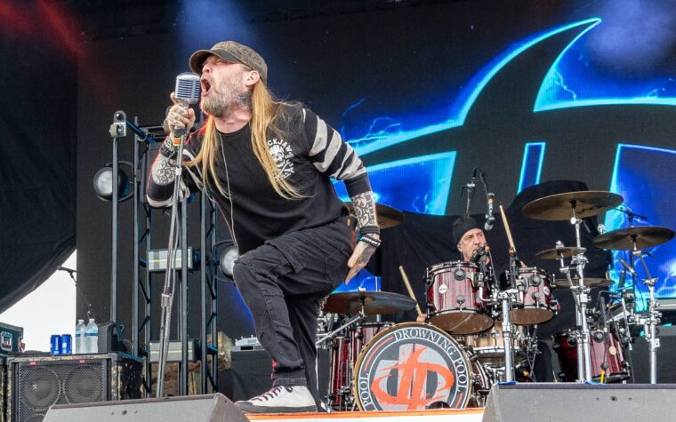 La tournée sud-américaine de Drowning Pool annulée en raison de « faibles ventes de billets », mais le groupe affirme que c'est dû à la « logistique » La tournée sud-américaine de Drowning Pool annulée en raison de « faibles ventes de billets », mais le groupe affirme que c'est dû à la « logistique »