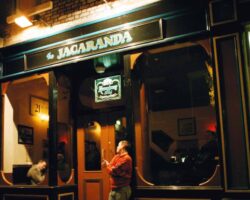 Le lieu emblématique de Liverpool, The Jacaranda, s'associe à Paul McCartney pour changer de nom en « The Maccaranda ».