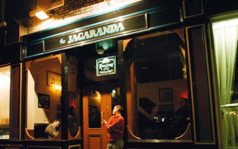 Le lieu emblématique de Liverpool, The Jacaranda, s'associe à Paul McCartney pour changer de nom en « The Maccaranda ». Le lieu emblématique de Liverpool, The Jacaranda, s'associe à Paul McCartney pour changer de nom en « The Maccaranda ».