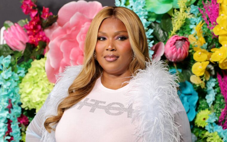 Lizzo s'en prend aux algorithmes « racistes et fatphobes » pour avoir « détruit l'industrie musicale » et la promo de son album Lizzo s'en prend aux algorithmes « racistes et fatphobes » pour avoir « détruit l'industrie musicale » et la promo de son album