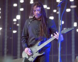 Munky de KoRn dit que le groupe a écrit 40 chansons pour le nouvel album et explique le départ du bassiste Fieldy