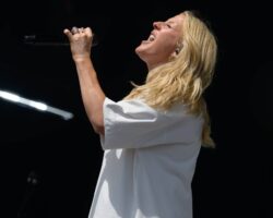 Regardez Ellie Goulding faire ses débuts avec le nouveau single "Black Prada Dress" au Big Weekend de Radio 1