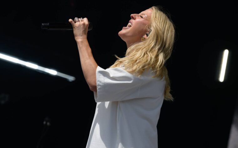 Regardez Ellie Goulding faire ses débuts avec le nouveau single « Black Prada Dress » au Big Weekend de Radio 1 Regardez Ellie Goulding faire ses débuts avec le nouveau single « Black Prada Dress » au Big Weekend de Radio 1