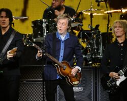 Regardez Paul McCartney clôturer « SNL » avec une performance surprise de « Coming Up »