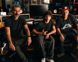 Tom Morello fait équipe avec Serj Tankian de System Of A Down et son fils Roman pour le nouveau single puissant « Adjourn It » : « Chaque acte d'art est un acte de résistance »