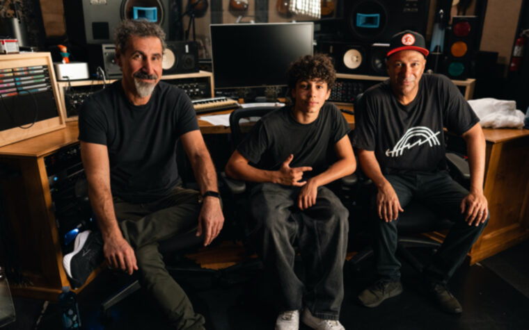 Tom Morello fait équipe avec Serj Tankian de System Of A Down et son fils Roman pour le nouveau single puissant « Adjourn It » : « Chaque acte d'art est un acte de résistance » Tom Morello fait équipe avec Serj Tankian de System Of A Down et son fils Roman pour le nouveau single puissant « Adjourn It » : « Chaque acte d'art est un acte de résistance »