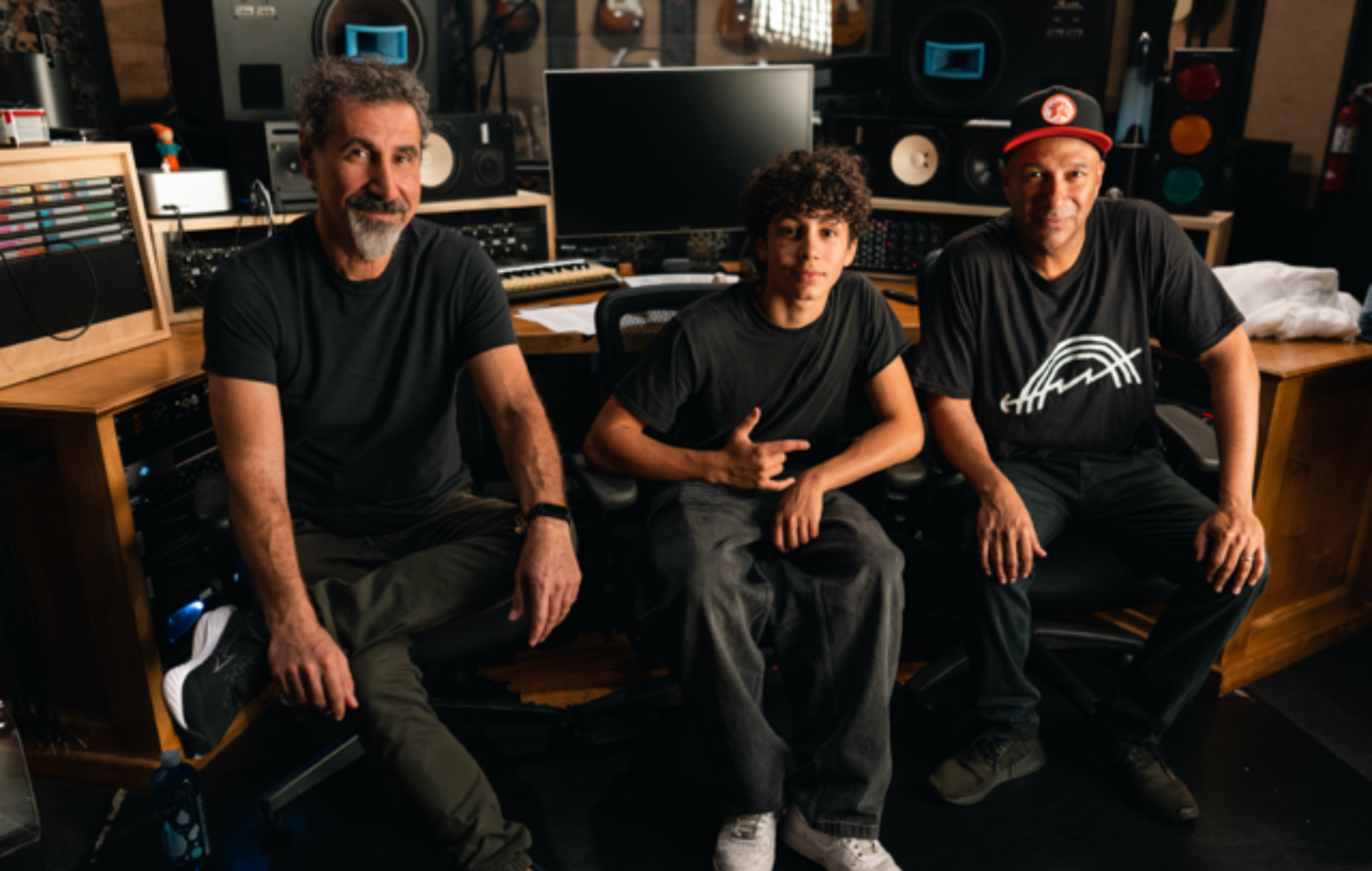 Serj Tankian, Roman Morello et Tom Morello, photo d'Isabella Margolis