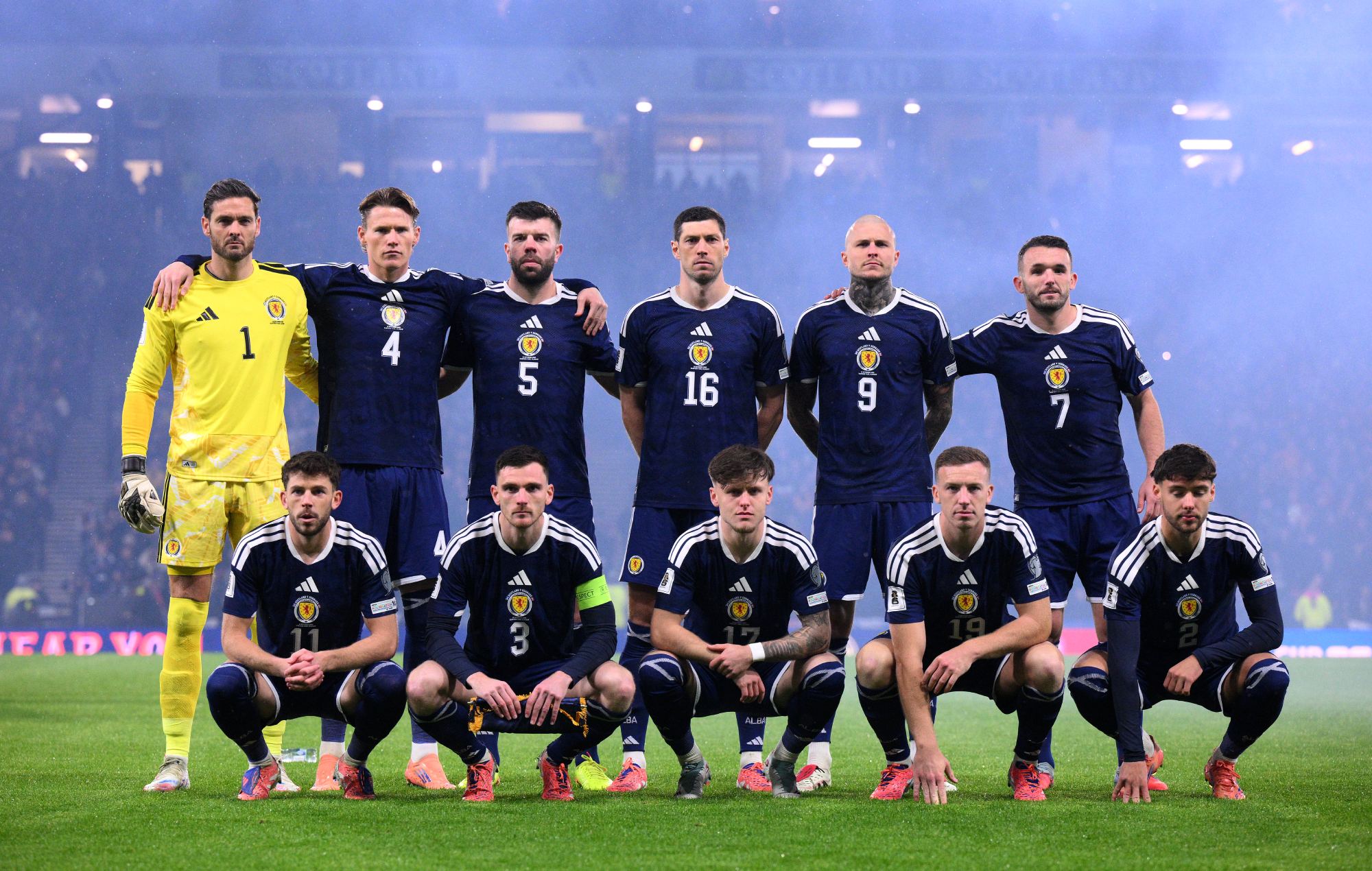 Les joueurs écossais posent pour une photo d'équipe lors du match de qualification pour la Coupe du Monde de la FIFA 2026 entre l'Écosse et le Danemark à Hampden Park le 18 novembre 2025 à Glasgow, en Écosse. (Photo de Ben Roberts – Danehouse/Getty Images)