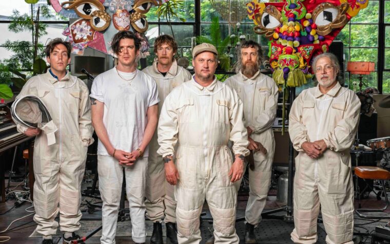 Modest Mouse sur le nouvel album époustouflant « An Eraser and a Maze » et la mort « incroyablement choquante » du batteur Jeremiah Green Modest Mouse sur le nouvel album époustouflant « An Eraser and a Maze » et la mort « incroyablement choquante » du batteur Jeremiah Green