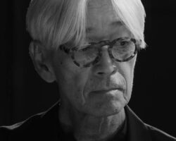 Annonce de l'autobiographie de Ryuichi Sakamoto "La musique vous libère : un mémoire"