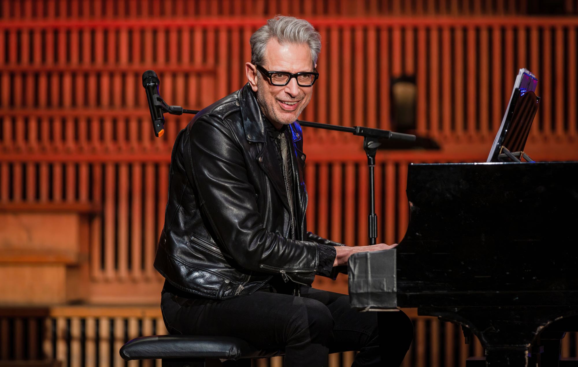 Jeff Goldblum se produit au Sendesaal des rbb à Berlin, en Allemagne. (Photo de Frank Hoensch/Redferns)