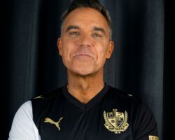 Robbie Williams nommé partenaire officiel du port Vale FC et ambassadeur de la Fondation
