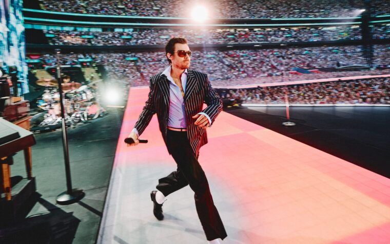 Harry Styles rend hommage à David Hockney et revient sur l'époque des One Direction alors qu'il donne le coup d'envoi de la course record à Wembley Harry Styles rend hommage à David Hockney et revient sur l'époque des One Direction alors qu'il donne le coup d'envoi de la course record à Wembley