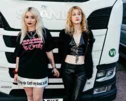 Lambrini Girls et Music Declars Emergency s'associent pour la collection de produits dérivés "Hot Girls F*ck The System"