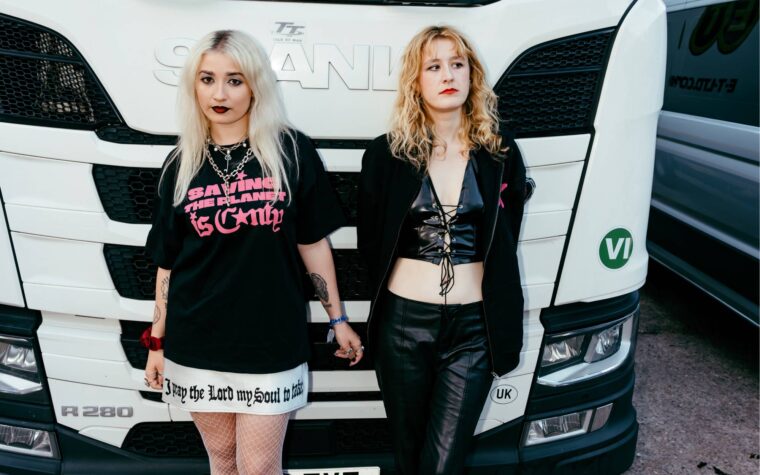 Lambrini Girls et Music Declars Emergency s'associent pour la collection de produits dérivés « Hot Girls F*ck The System » Lambrini Girls et Music Declars Emergency s'associent pour la collection de produits dérivés « Hot Girls F*ck The System »